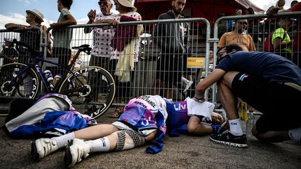 Epuisante. La septième étape, première en montagne,&nbsp;épuise les coureuses, le 30 juillet 2022. L'Américaine Kristen Faulkner (BikeExchange) s'écroule à l'arrivée, après plus de quatre heures d'efforts. (JEFF PACHOUD / AFP)