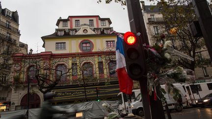 Devant le Bataclan, à Paris, le 20 novembre 2015. (GUILLAUME PAYEN / NURPHOTO / AFP)