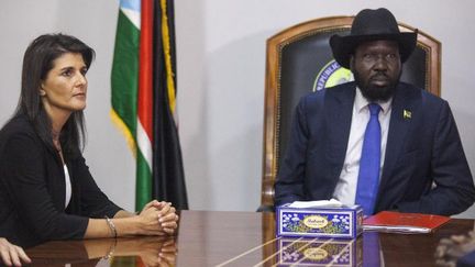 La rencontre de l'ambassadrice des Etats-Unis à l'ONU, Nikki Haley, avec le président sud-soudanais, Salva Kiir, à Juba le 25 octobre 2017, lors de sa première mission en Afrique. (Albert Gonzalez Farran/AFP)