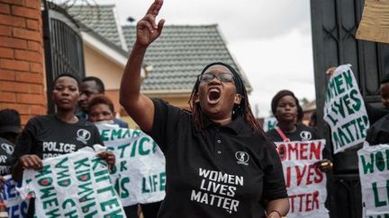 La militante ougandaise Stella Nyanzi, ​à Kampala, le 5 juin 2018, lors d'une manifestation contre le nombre d'enquêtes menées par la police sur des meurtres et des enlèvements de femmes. (Sumy SADURNI / AFP)