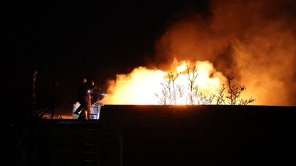 Des pompiers ukrainiens tentent de maîtriser un incendie après une attaque aérienne, à Dnipro, le 21 novembre 2024. (STATE EMERGENCY SERVICE OF UKRAIN / AFP)