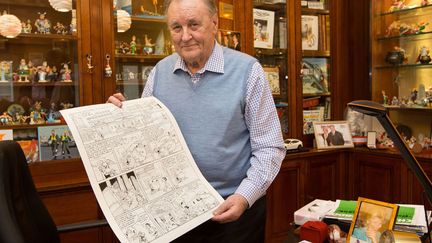 Uderzo avec la planche d'Astérix qu'il va donner au profit des familles des victimes de Charlie Hebdo
 (Romuald Meigneux / SIPA)