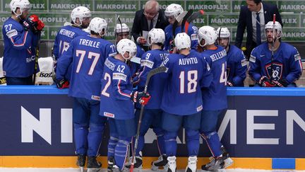 Le Franco-canadien Dave Henderson discute avec les joueurs de l'équipe de France (PAVEL BEDNYAKOV / ANADOLU AGENCY)