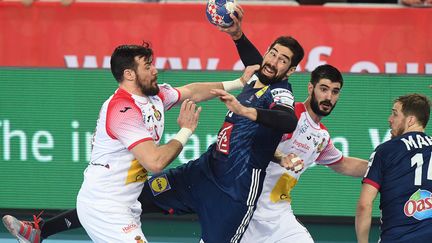 Karabatic pris entre deux joueurs (AFP)