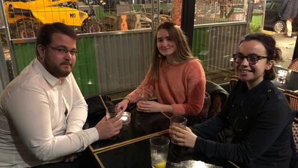 Quentin, Marie et leur amie Constance, tous trois étudiants en région parisienne. (ALEXIS MOREL / FRANCE-INFO)