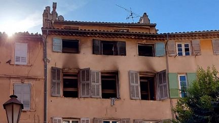 Un immeuble de Grasse (Alpes-Maritimes) dans lequel un incendie a fait trois morts, trois blessés graves et quatre blessés légers, dans la nuit du 12 au 13 août 2023. (VINCENT-XAVIER MORVAN / AFP)