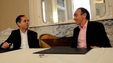 L'essayiste Eric Zemmour aux c&ocirc;t&eacute;s du maire de B&eacute;ziers (H&eacute;rault), Robert M&eacute;nard, &agrave; l'occasion d'un conf&eacute;rence dans la ville, le 16 octobre 2014. (MAXPPP)