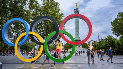 Les anneaux olympiques, place de la Bastille, le 22 juillet 2024 à Paris. (J-F ROLLINGER / ONLY FRANCE)