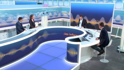 Les informés débattent de l'actualité autour de Marc Fauvelle et Renaud Dély, lundi 6 mars 2023. (FRANCEINFO/RADIOFRANCE)