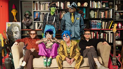 Jamie Hewlett (à gauche) et Damon Albarn (à droite) encadrent les personnages virtuels de Gorillaz. (JAMIE HEWLETT / GORILLAZ)