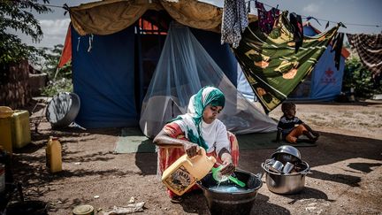 Aujourd'hui, le pays fait face à un nouveau danger dû, cette fois, aux pluies torrentielles. Raison pour laquelle près de 300&nbsp;000 personnes ont quitté leur foyer, selon le HCR, l’agence de l’ONU pour les réfugiés. La majorité d'entre elles ont rejoint la ville de Beledweyne, située à 340 km au nord de Mogadiscio. Depuis plusieurs années, des milliers de Somaliens ont trouvé refuge ici, pour profiter du fleuve Shabelle et cultiver la terre.&nbsp; &nbsp; &nbsp; &nbsp; (LUIS TATO / AFP)