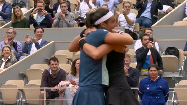 Sur un smash rageur, Caroline Garcia et Kristina Mladenovic s'imposent en trois sets face aux Américaines Coco Gauff et Jessica Pegula. Les Françaises remportent leur deuxième titre à Roland-Garros ensemble.