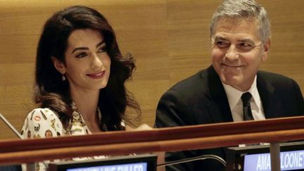 L'avocate internationale Amal Clooney, spécialisée dans les droits de l'Homme, en compagnie de son mari, l'acteur George Clooney, au sommet sur les réfugiés dans le cadre de l'Assemblée générale de l'ONU, le 20 septembre 2016 à New York.  (PETER FOLEY/DPA/AFP)