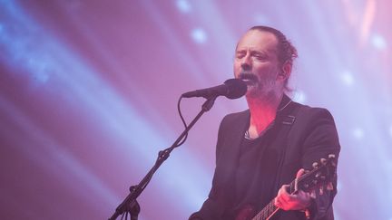 Thom Yorke de Radiohead sur scène le 23 juin 2017 au festival de Glastonbury (Angleterre). (SAMIR HUSSEIN / REDFERNS)