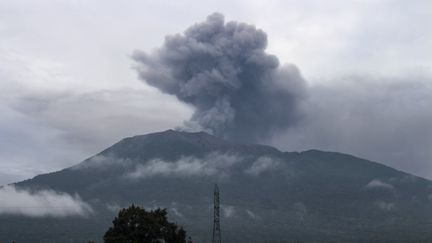 Le volcan Marapi (Indonésie) en éruption, le 4 décembre 2023. (ADI PRIMA / AFP)