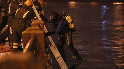 Des pompiers et policiers effectuent des recherches dans la rivière Moïka où a été retrouvé Oleg Sokolov, le 9 novembre 2019.&nbsp; (ALEXANDER DEMIANCHUK/TASS/SIPA)