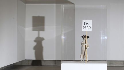 "I'm dead", une installation de l'artiste britannique David Shrigley expos&eacute;e &agrave; la Hayward gallery &agrave; Londres (Royaume-Uni), le 31 janvier 2012. (OLIVIA HARRIS / REUTERS)