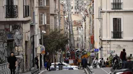 Des équipes de secours controlent les immeubles voisins de ceux qui se sont effondrés, à Marseille. (CHRISTOPHE SIMON / AFP)