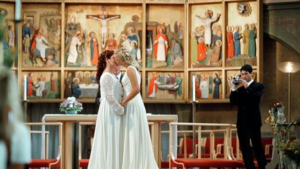 Yvette Ramirez et Christina Branting, deux Su&eacute;doises, lors de leur mariage dans l'&eacute;glise luth&eacute;rienne de G&ouml;teborg (Su&egrave;de), le 30 juin 2001. (LARSERIC LINDEN / SCANPIX SWEDEN / AFP)