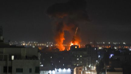 Des explosions illuminent la nuit de Gaza, le 16 juin 2021, lors de bombardements israéliens. (MAHMUD HAMS / AFP)