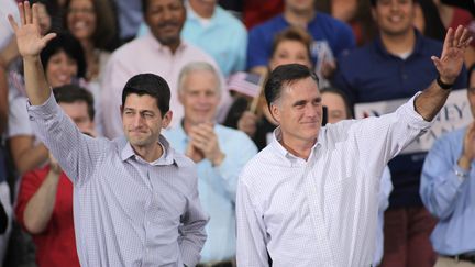 Paul Ryan (&agrave; g.),&nbsp;le candidat r&eacute;publicain &agrave; la vice-pr&eacute;sidence am&eacute;ricaine choisi par&nbsp;Mitt Romney (&agrave; droite), le candidat du parti &agrave; la pr&eacute;sidence, le 12 ao&ucirc;t 2012 &agrave;&nbsp;Waukesha, dans l'Etat du Wisconsin (Etats-Unis). (DARREN HAUCK / GETTY IMAGES NORTH AMERICA / AFP)