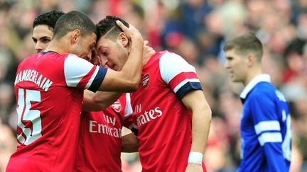 Mesut Özil avait ouvert la marque pour les Londoniens. (GLYN KIRK / AFP)