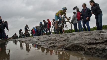 Le maillot jaune du Tour de France, Vincenzo Nibali, lors de l'&eacute;tape des pav&eacute;s, entre Ypres et Arenberg, le 9 juillet 2014.&nbsp; (JEFF PACHOUD / AFP)