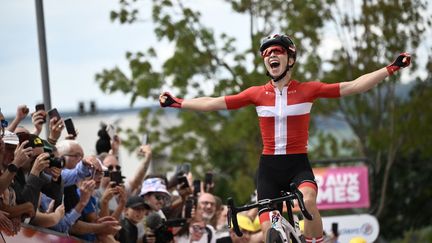 Explosion de joie pour la Danoise Cecilie Uttrup Ludwig (FDJ Suez Futuroscope)&nbsp;qui remporte&nbsp;la troisième étape entre Reims et Epernay, le 26 juillet 2022.&nbsp;La championne du Danemark&nbsp;est parvenue à lâcher ses concurrentes dans la dernière ligne droite avant de s'imposer. (JEFF PACHOUD / AFP)