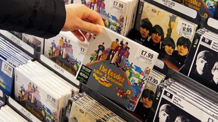 Des albums des Beatles dans un magasin à Londres (Royaume-Uni), le 10 janvier 2014. (DANIEL KALKER / DPA / AFP)