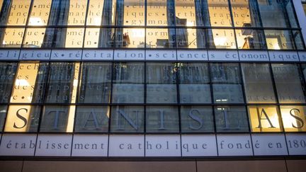 La façade du groupe scolaire catholique sous contrat avec l'Etat, situé dans le 6e arrondissement de Paris, le 15 janvier 2024. (ANTOINE MERMET / HANS LUCAS / AFP)