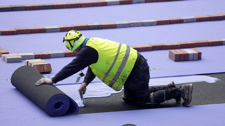 Installation de la piste du Stade de France, le 9 avril 2024. (THIERRY CHESNOT / GETTY IMAGES EUROPE)