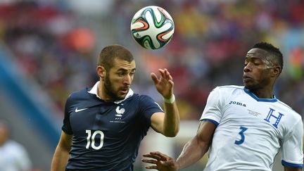 Karim Benzema à la lutte avec Maynor Figueroa (RODRIGO ARANGUA / AFP)