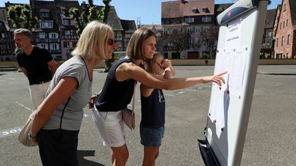 Une collégienne consulte les résultats du brevet des collèges avec sa famille, au collège Victor Hugo à Colmar (Haut-Rhin), le 10 juillet 2019. (THIERRY GACHON / MAXPPP)