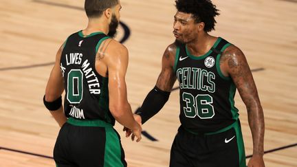 Jayson Tatum (à gauche) et Marcus Smart, joueurs des Boston Celtics. (MIKE EHRMANN / GETTY IMAGES NORTH AMERICA)