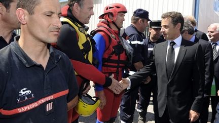 Nicolas Sarkozy remercie les équipes de sauvetage intervenues lors des inondations de Draguignan (21/06/10) (AFP. G.julien)