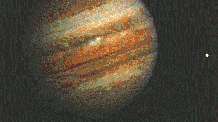 La plan&egrave;te Jupiter et deux de ses lunes photographi&eacute;es par Voyager 1. ( NASA)