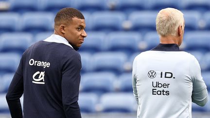 Kylian Mbappé et Didier Deschamps lors d'une séance d'entraînement avec l'équipe de France à Lyon, le 8 septembre 2024. (FRANCK FIFE / AFP)