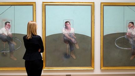 Une employée de chez Christie's regarde le triptyque de Francis Bacon "Three Studies for a Portrait of John Edwards", avant sa mise en vente le 13 mai 2014 à New York.
 (Andrew Cowe / AFP)