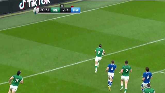 À 13 contre 15, les Italiens reculent et l'Irlande trouve la solution sur les extérieurs grâce à James Lowe qui sert ensuite  Gibson Park. Le numéro 9 inscrit le deuxième essai, transformé par Carbery, ça fait 14-3 !