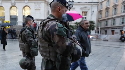 Des soldats en patrouille dans les rues de Nice, en février 2017.&nbsp; (VALERY HACHE / AFP)