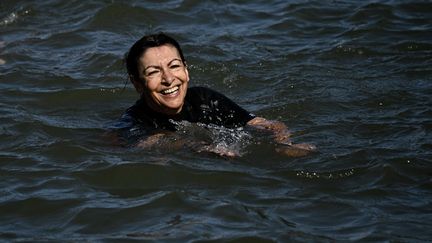 Anne Hidalgo s'est baigné dans la Seine à Paris, le 17 juillet 2024. (JULIEN DE ROSA / AFP)