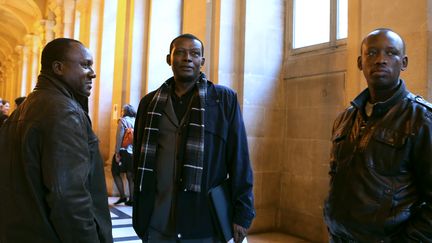 Claude Muhayimana (&agrave; g.) et&nbsp;Innocent Musabyimana (&agrave; d.), deux Rwandais accus&eacute;s d'avoir particip&eacute; au g&eacute;nocide en 1994, attendent au palais de justice de Paris, le 13 novembre 2013. (MARION RUSZNIEWSKI / AFP)