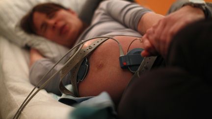 Une femme enceinte attend d'accoucher, accompagn&eacute;e par son mari, en Allemagne, le 11 janvier 2013. (MICHAELA REHLE / REUTERS)