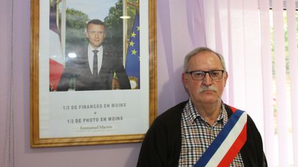 Le maire de Grand-Failly (Meurthe-et-Moselle) devant le portrait "réduit" de Macron en octobre 2017. (JEAN-CLAUDE EMMENDOERFFER)