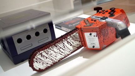 La manette plus vraie que nature de Resident Evil 4, sorti sur GameCube en 2005. (ELODIE DROUARD / FTVi)