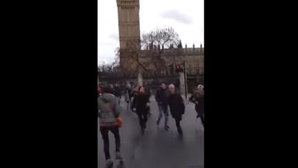 Capture d'écran de la vidéo filmée lors de l'attaque à Londres le 22 mars 2017. (Aaron Tsang / Storyful)