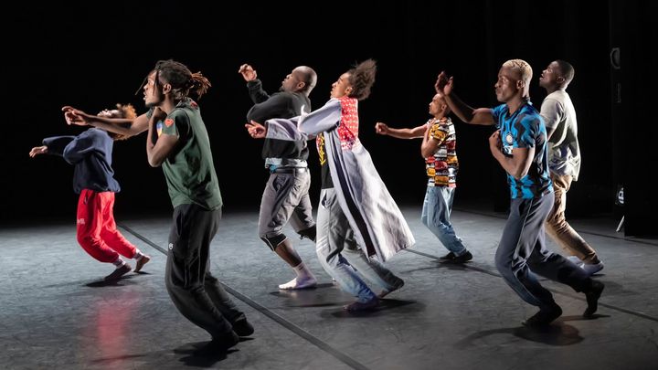 Les danseurs de la troupe comorienne Tchéza, dirigée par Salim Mzé Hamadi Moissi, lors des répétitions pour le spectacle "Chiromani", au théâtre Jean Vilar de Suresnes pour le 31e Suresnes Cité Danse. (Dan Aucante)