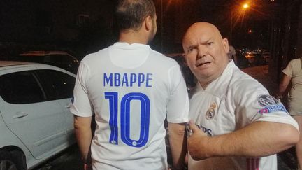 Supporters du Real Madrid, Tonin (à droite) et Arturo (à gauche) espèrent l'arrivée de Kylian Mbappé&nbsp;dans le club espagnol qui a fait une offre à 180 millions au PSG&nbsp;pour s'attacher les services de l'attaquant français. (CYRILLE ARDAUD / RADIO FRANCE)