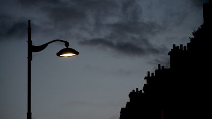 Pour montrer l'exemple en matière de sobriété énergétique et faire des économies, de plus en plus de communes françaises éteignent l'éclairage public la nuit. (AURELIEN ACCART / RADIO FRANCE)