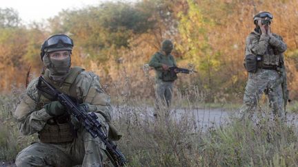 Des soldats ukrainiens patrouillent &agrave; proximit&eacute; de Donetsk (Ukraine), le 20 septembre 2014. (ANATOLII STEPANOV / AFP)